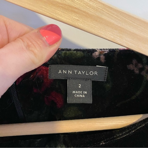 Ann Taylor Cuffed Floral Velvet Shift Dress | Size US 2 - Picture 5 of 13
